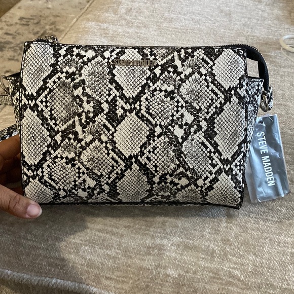 Steve Madden Handbags - NWT Steve Madden snake-print crossbody purse